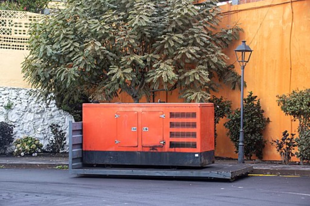 Groupe électrogène capoté posé dans une rue