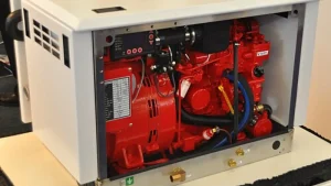 Groupe électrogène capot ouvert, moteur et alternateur visibles en gros plan